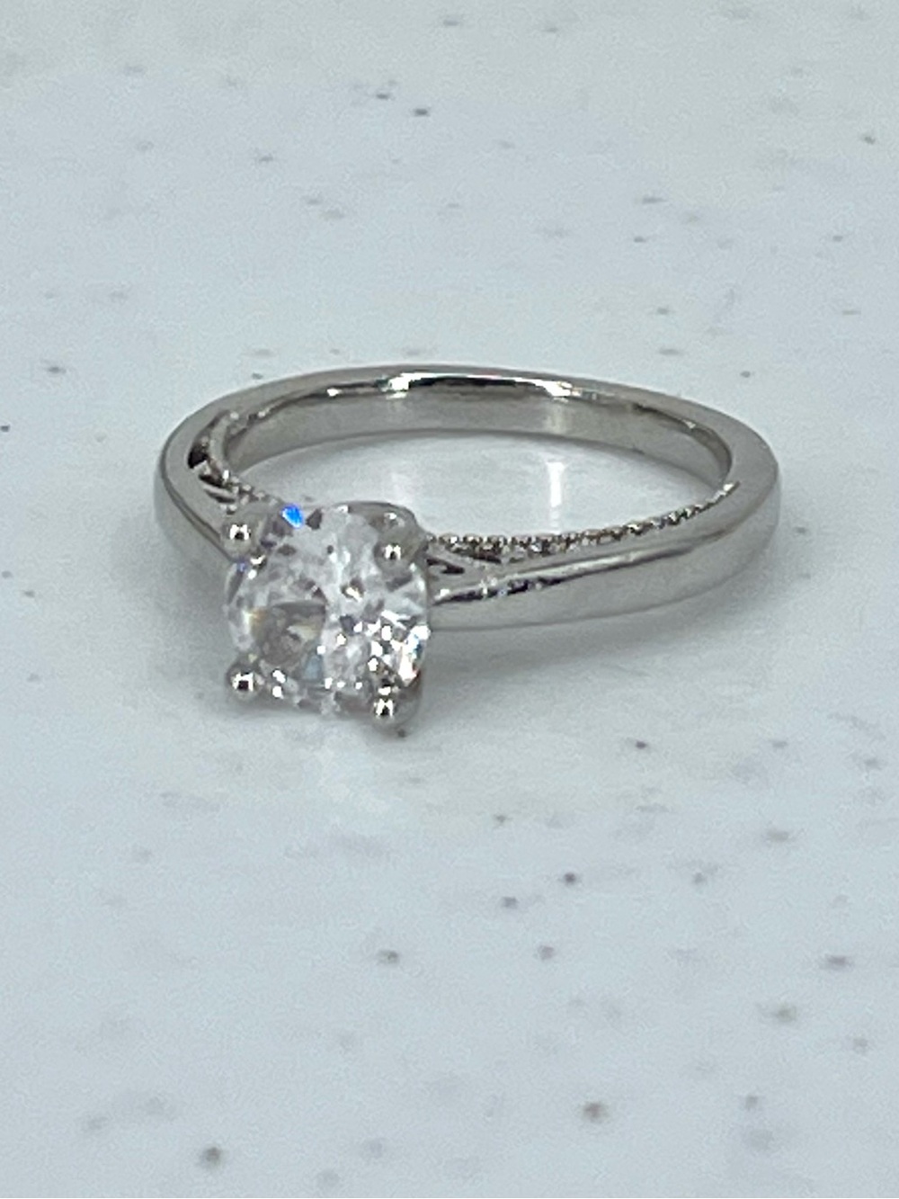 Fashion silver toned filigree diamond solitaire stone engagement style ring